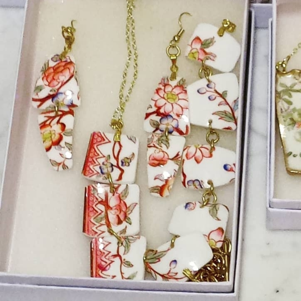 Necklace, earrings & bracelet